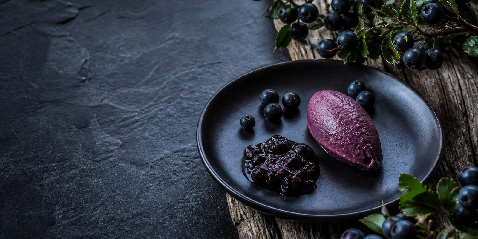 The calafate finale on a dark plate, with the blue berries of the steppe