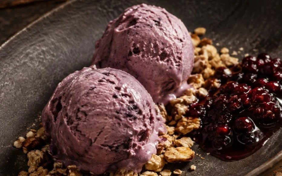 The calafate finale on a dark plate, with the blue berries of the steppe