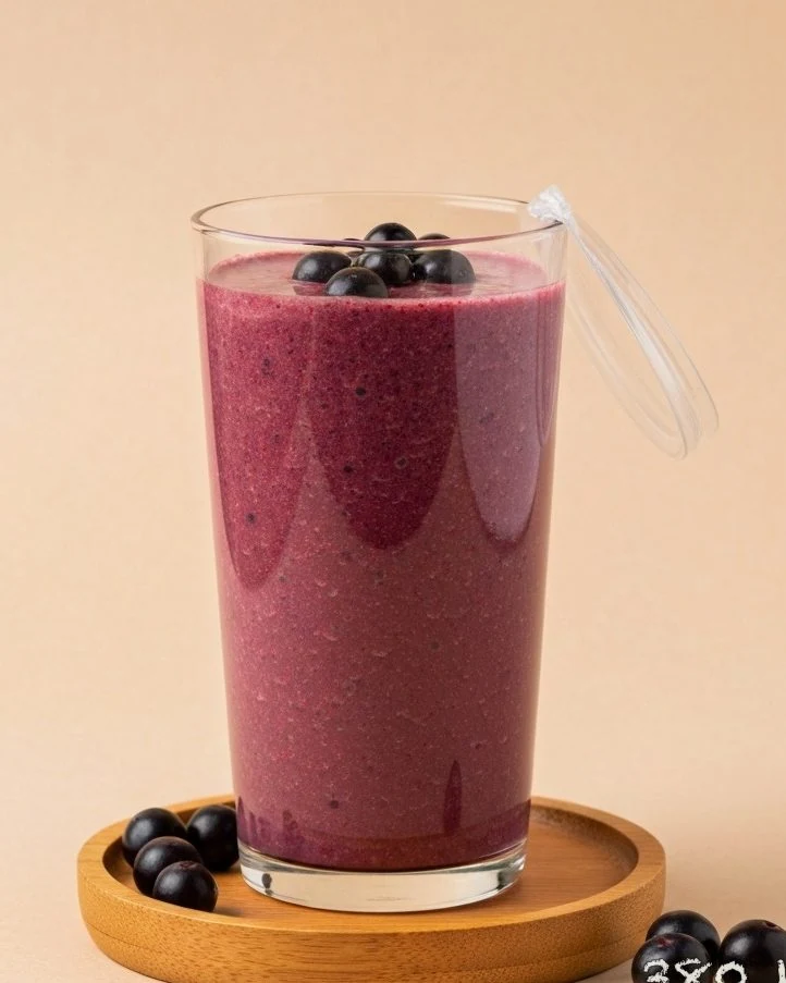Maqui and calafate shake in a tall glass